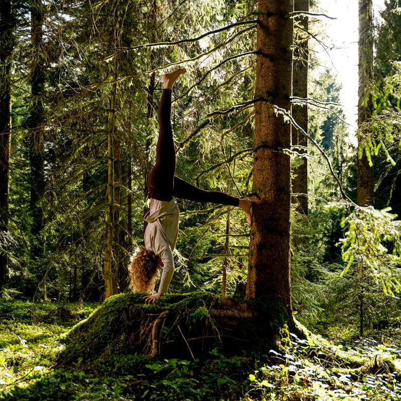 Natürlich, vital, glücklich Frau beim Yoga im Wald