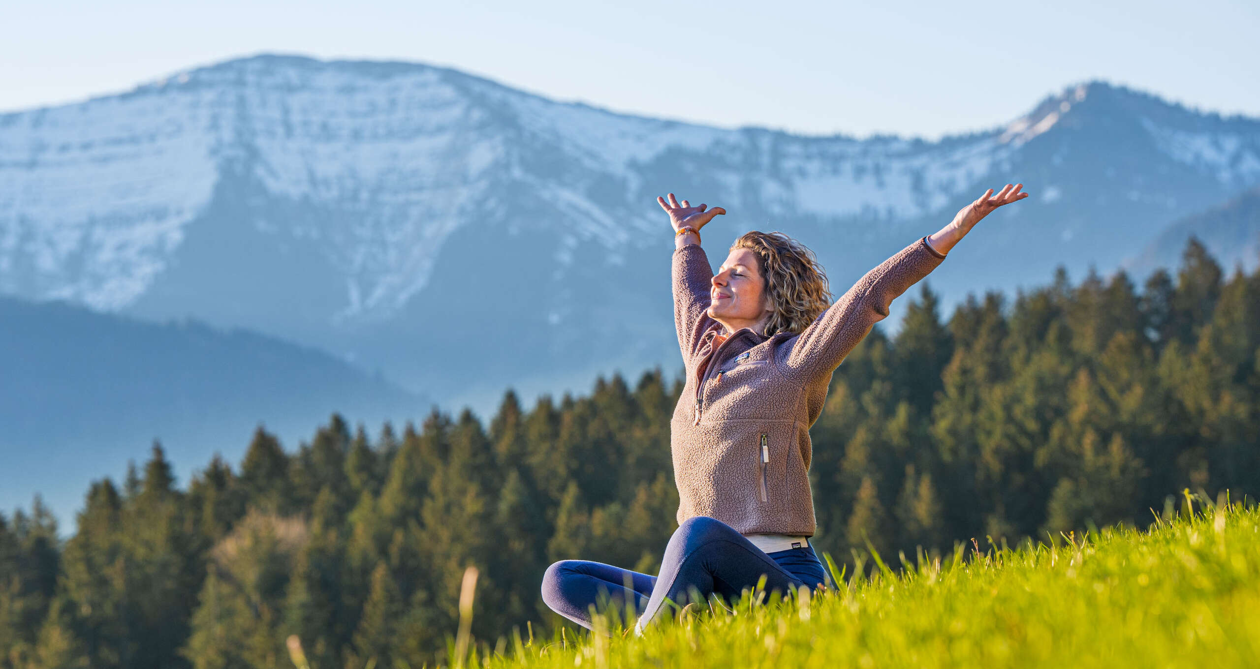 Frau lässst die Natur auf sich wirken mit Blick auf den Hochgrat