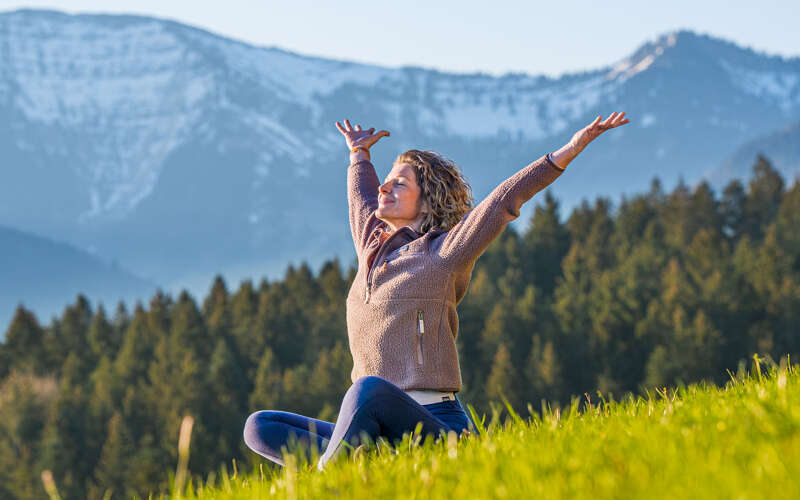 Spüre die Wirkung der Natur Frau lässst die Natur auf sich wirken mit Blick auf den Hochgrat
