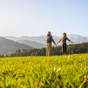 Yoga Paxis auf einer Wiese bei Oberstaufen mit Ausblick auf die Berge bei Sonnenaufgang