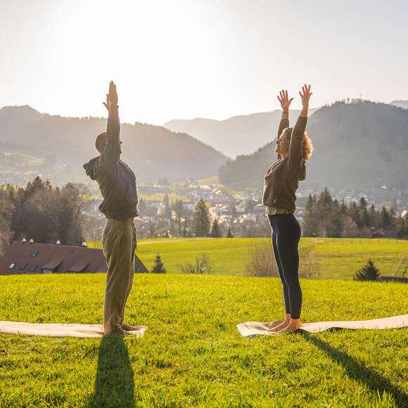 Yoga im Sonnenaufgang Yoga über Oberstaufen bei Sonnenaufgang