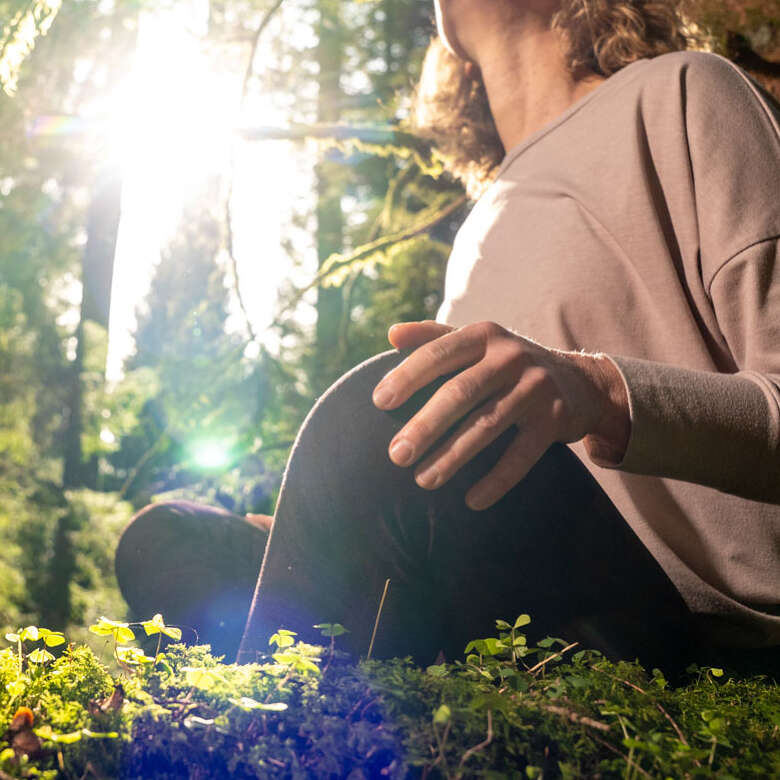 Yoga im Bergwald Eine Frau macht Yoga im Allgäuer Bergwald.