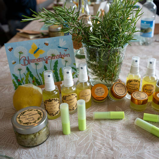 Selbstgemachte Naturkosmetikprodukte wie Cremes, Lippenpflege und Öle auf einem Tisch beim Oberstaufener Weitblick