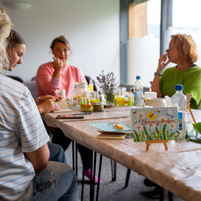 Gemeinsam Naturkosmetik herstellen – Workshop-Erlebnis beim Oberstaufener Weitblick Teilnehmerinnen sitzen bei einem Naturkosmetik-Workshop am Tisch beim Oberstaufener Weitblick