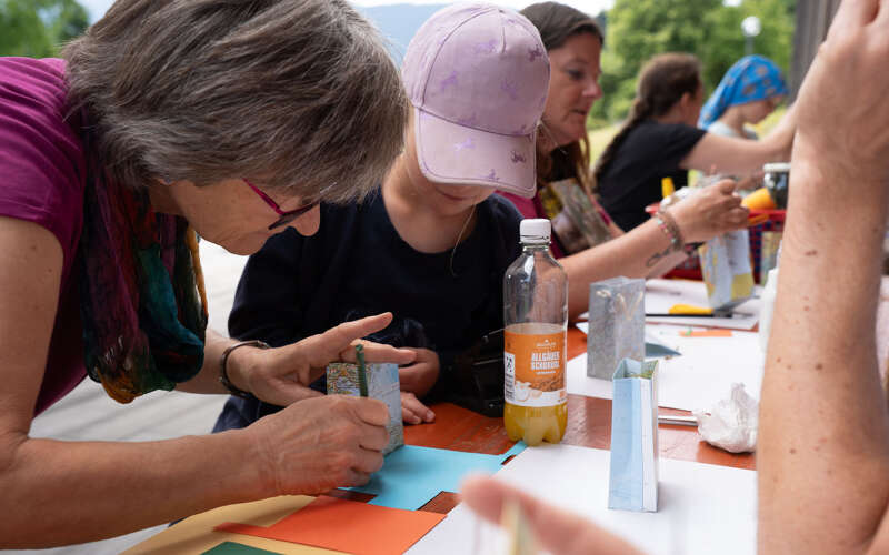 Erwachsene und Kinder basteln gemeinsam beim Upcycling-Workshop des Oberstaufener Weitblick