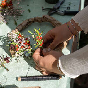 Workshop Blumenkranz binden - Huimatwochen Es werden Kränze mit Blumen gebunden bei den Huimatwochen 2026 in Oberstaufen.