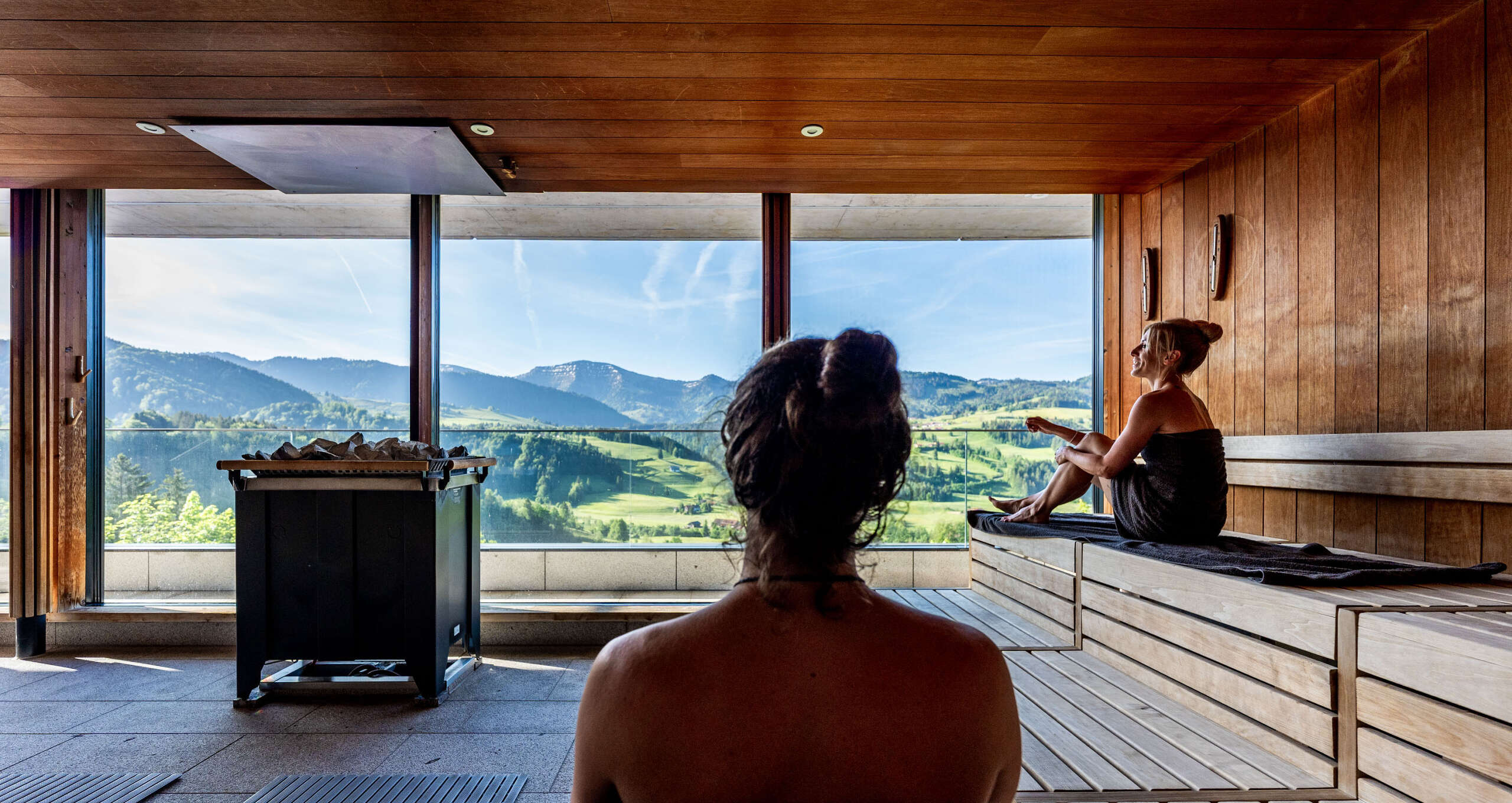 Panoramasauna im Saunabereich mit Blick auf den Hochgrat Panoramasauna im Saunabereich mit Blick auf den Hochgrat