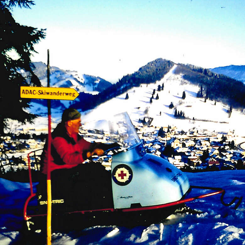 Scan eines alten Bildes von einem Mann auf einem Skido im Winter in Oberstaufen