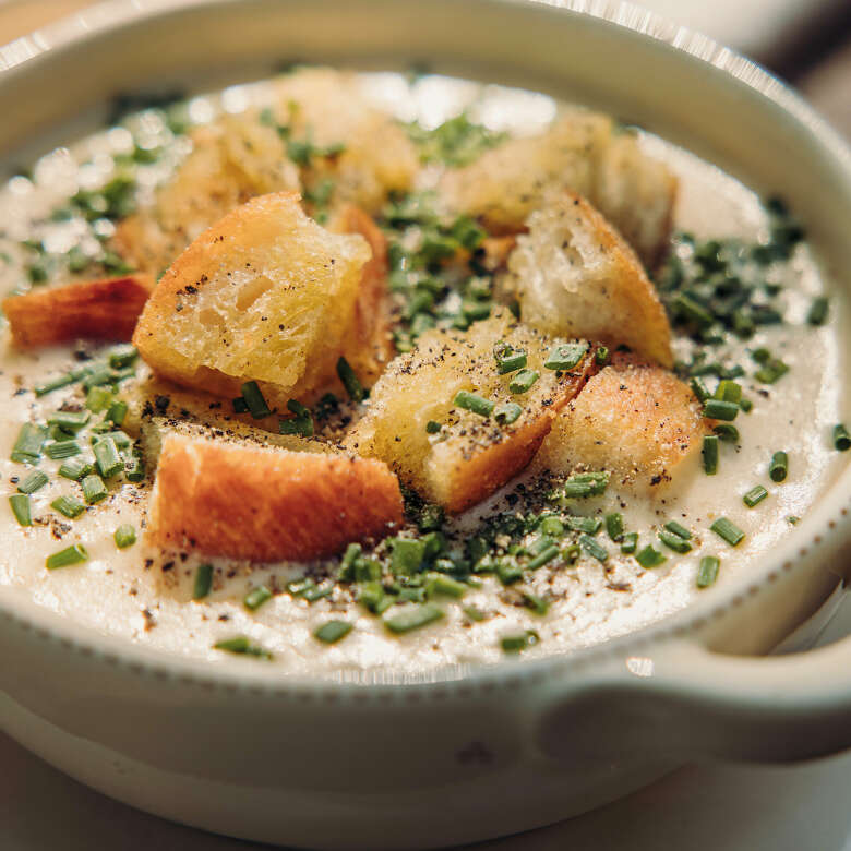 Teller mit Käsesuppe und Croutons