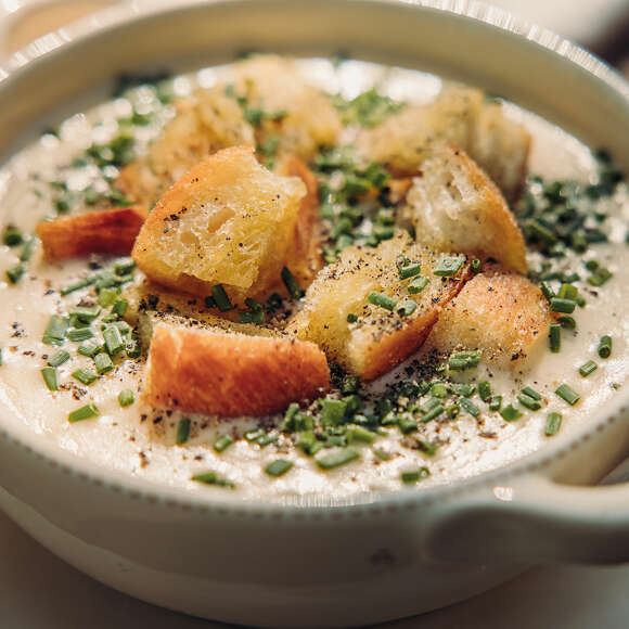 Allgäuer Käsesuppe mit Schnittlauch und Croutons