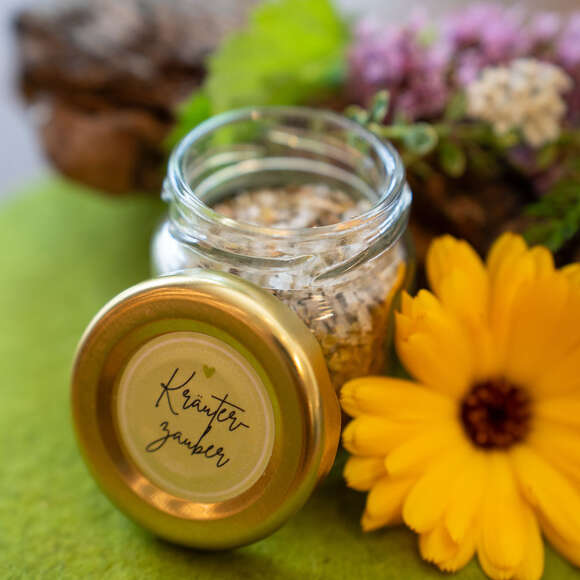 Allgäuer Kräutersalz in einem kleinen Gläschen.