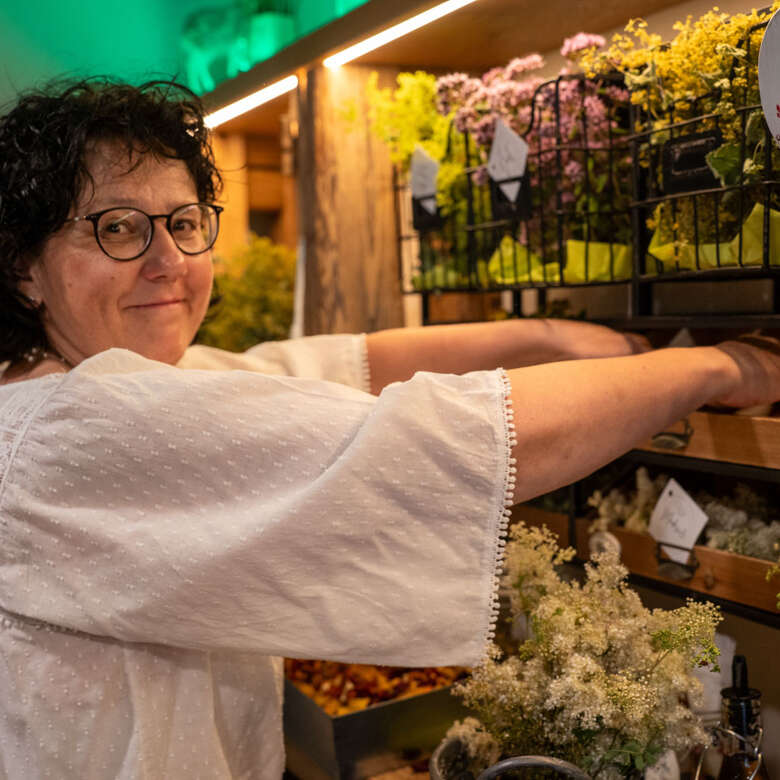 Allgäuer Kräutertee Monika Aigner bereitet frischen Allgäuer Kräutertee zu.