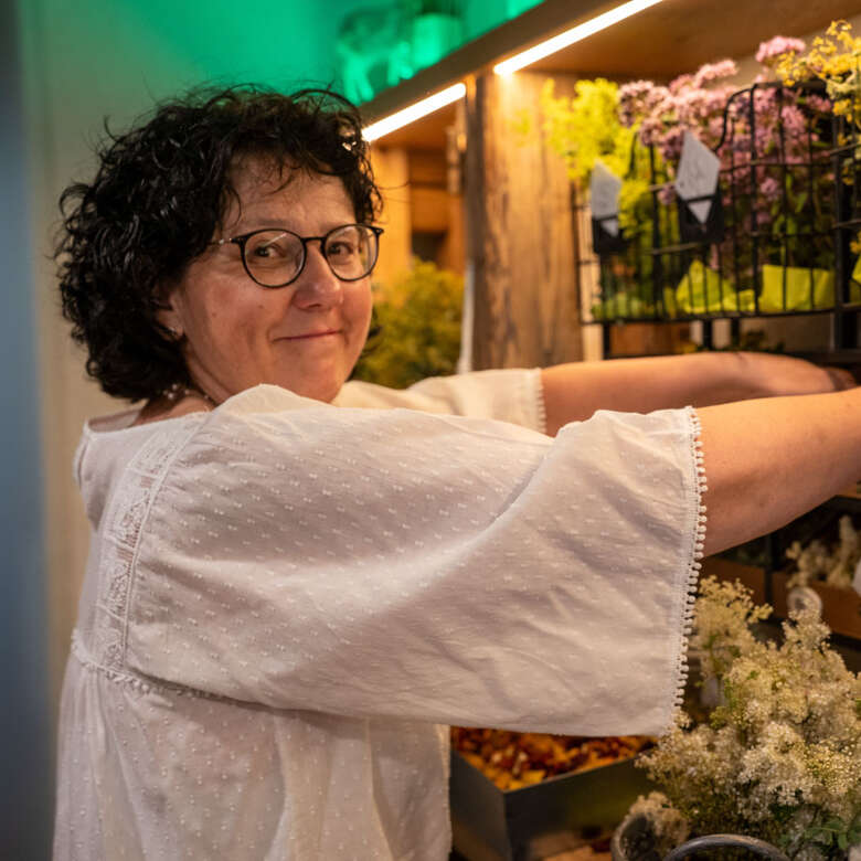 Monika Aigner bereitet frischen Allgäuer Kräutertee zu.