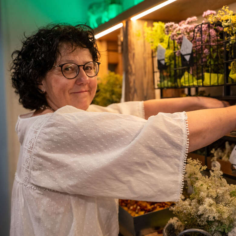 Monika Aigner bereitet frischen Allgäuer Kräutertee zu.