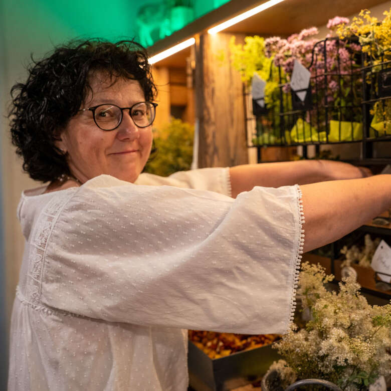 Monika Aigner bereitet frischen Allgäuer Kräutertee zu.