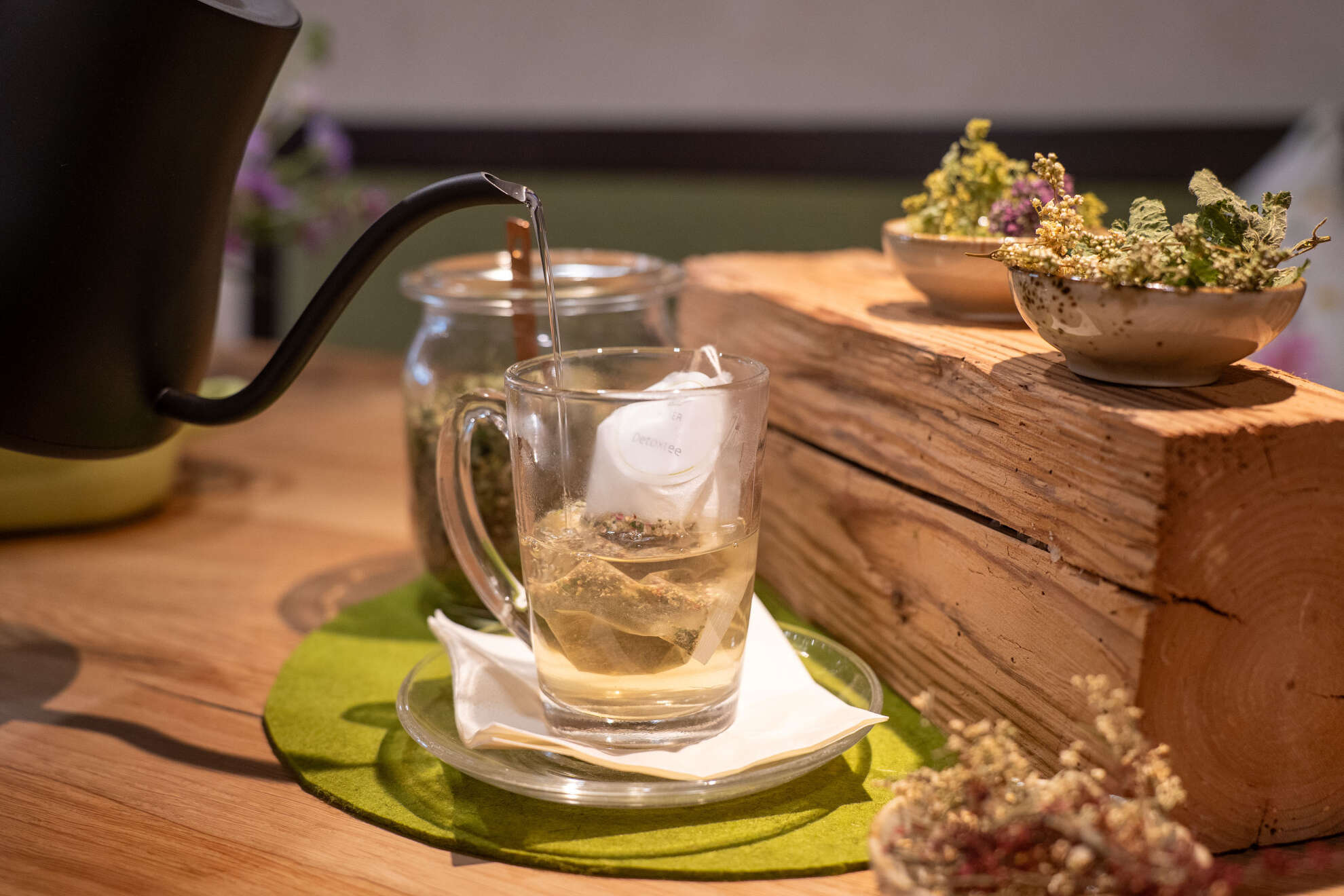 Ein Allgäuer Kräutertee wird frisch zubereitet.