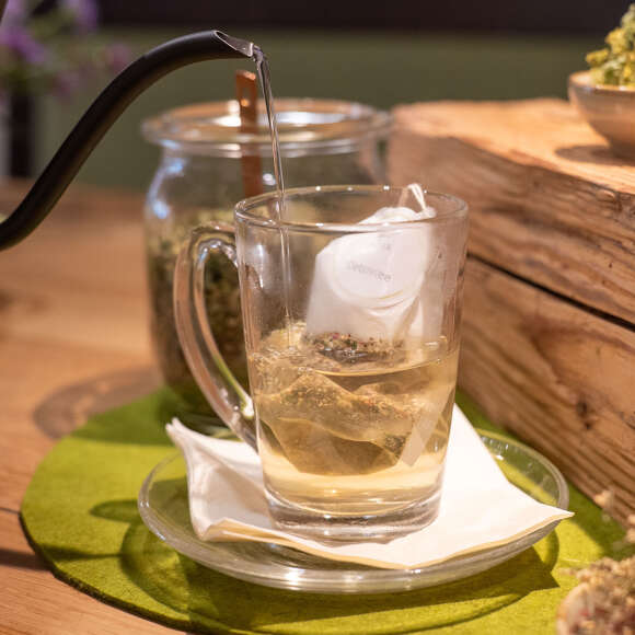 Ein Allgäuer Kräutertee wird frisch zubereitet.