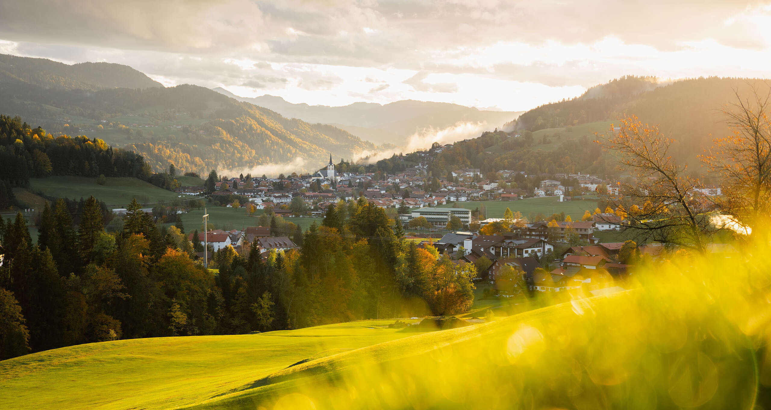 Späsommerabend mit Panoramablick auf Oberstaufen Ort