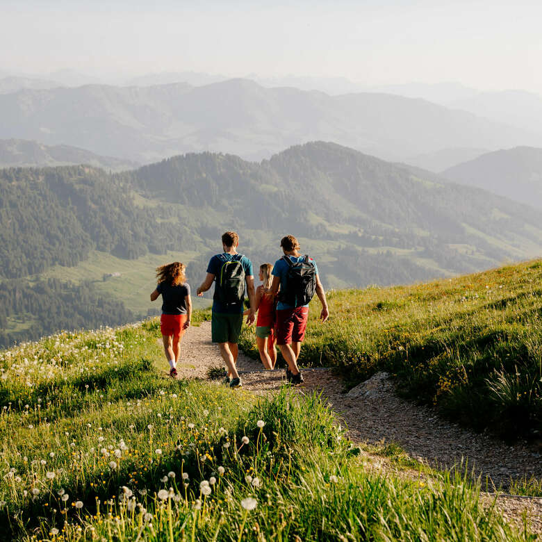 Mit dem Wanderführer in der Natur und den Bergen von Oberstaufen im Allgäu unterwegs.