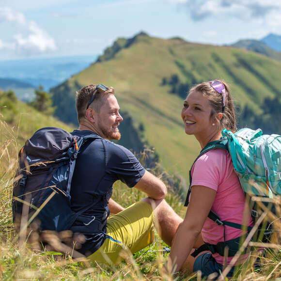 Wanderer machen eine ein Pause auf der Tour an der Nagelfuhkette