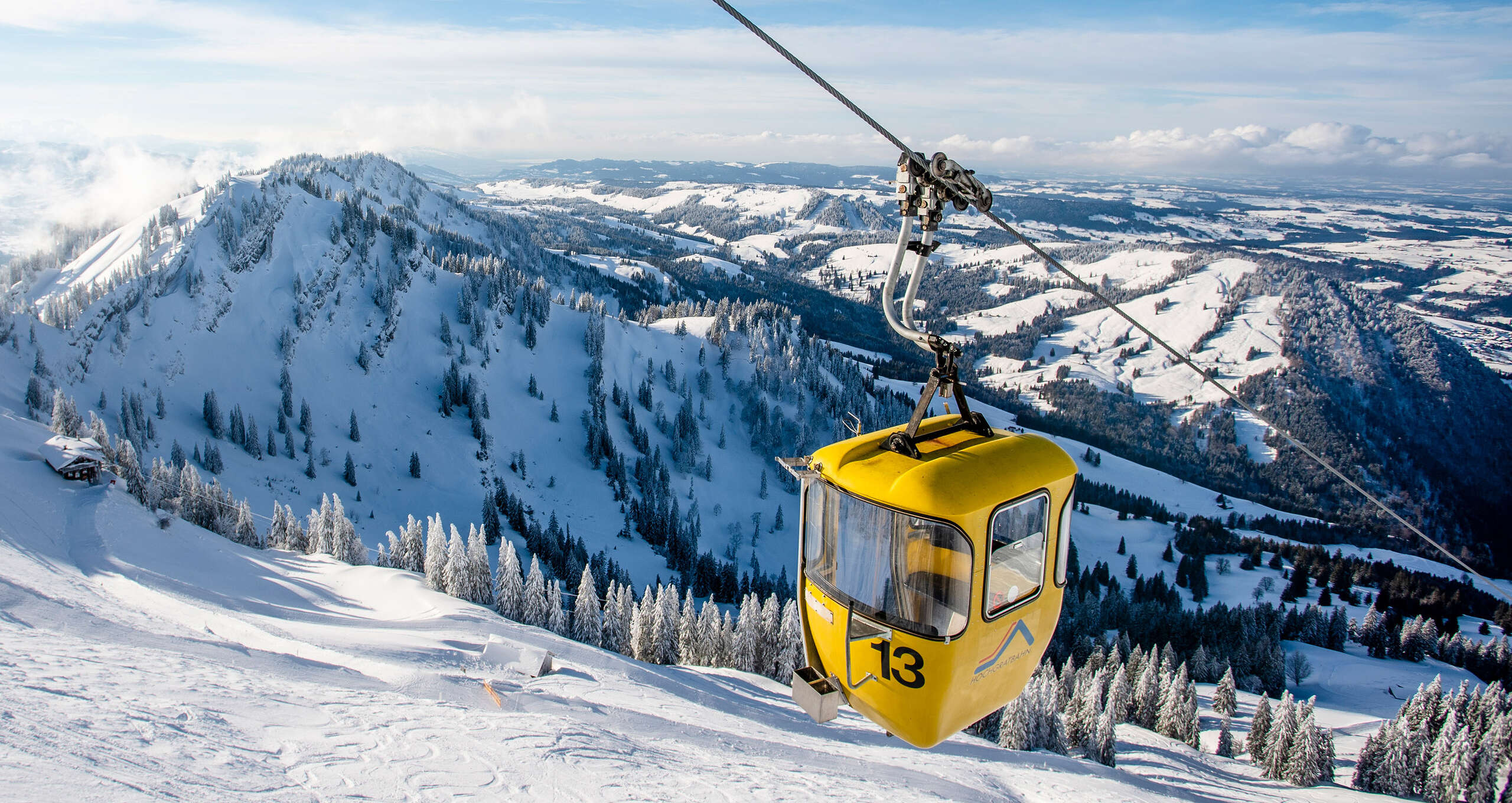 Panoramablick von der Bergbahn auf die verschneite Berglandschaft im Allgäu