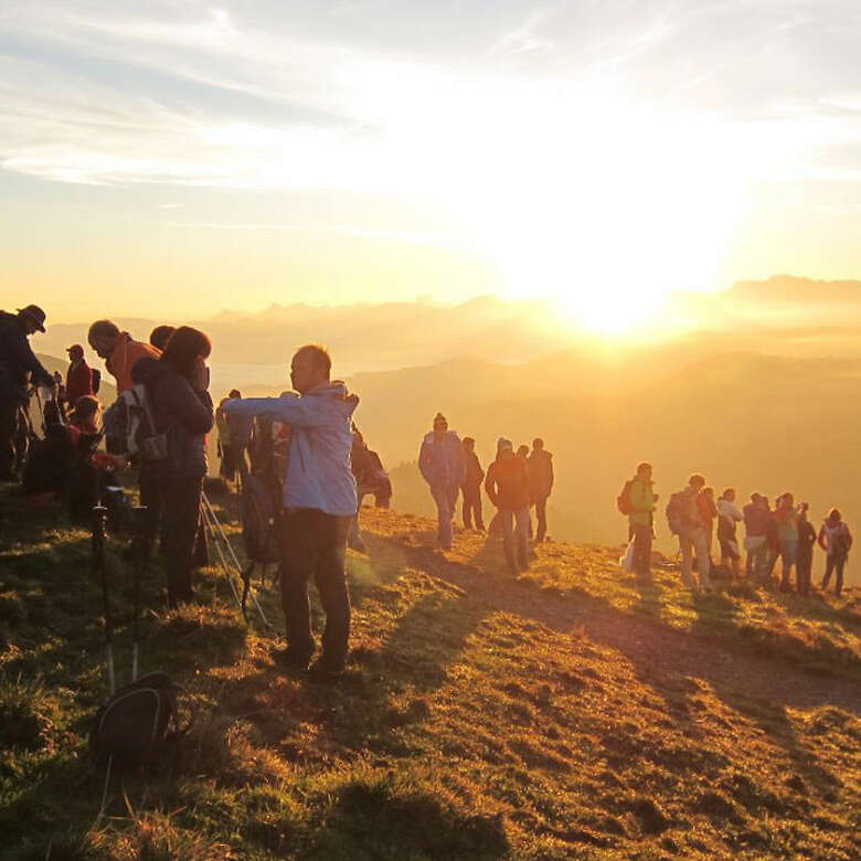 Während dem Gottesdienst auf dem Gipfel geht die Sonne im Allgäu auf