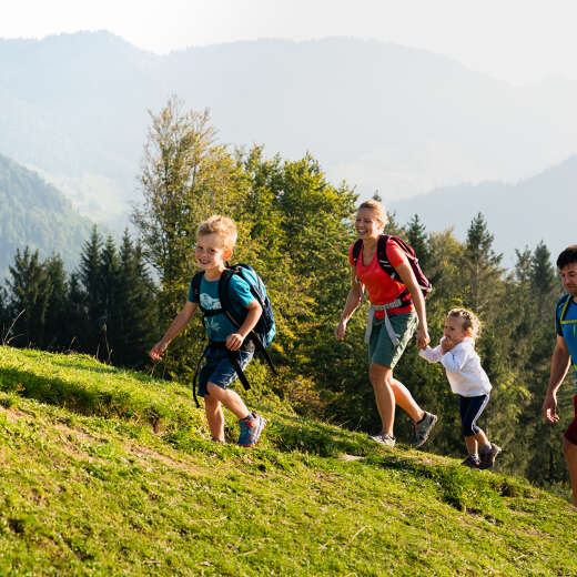 Familie wandert am Hündle in Oberstaufen