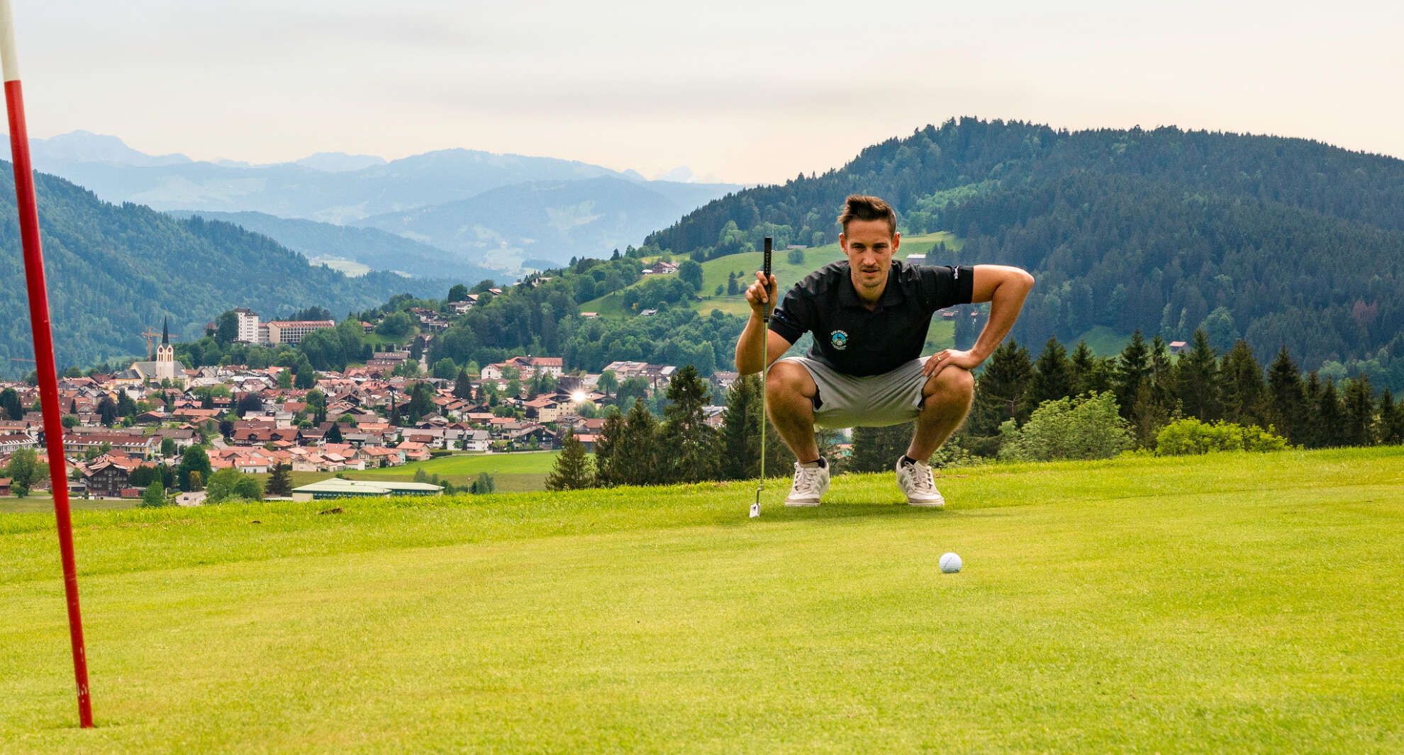 Golfer auf dem Green am Golfplatz Oberstaufen im Allgäu.