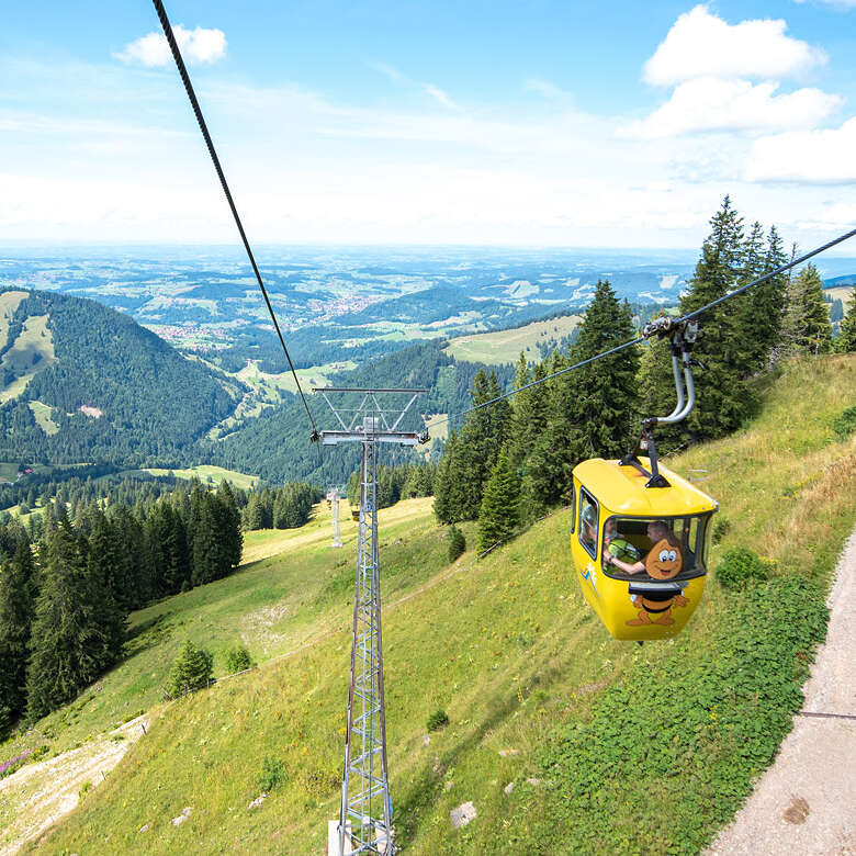 Bergbahnen Oberstaufen mit Allgäuer Panorama.
