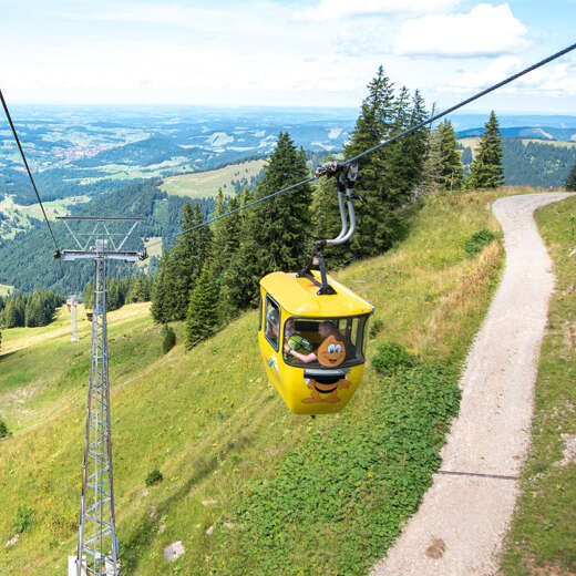 Gelbe Gondel der Hochgratbahn im Sommer.