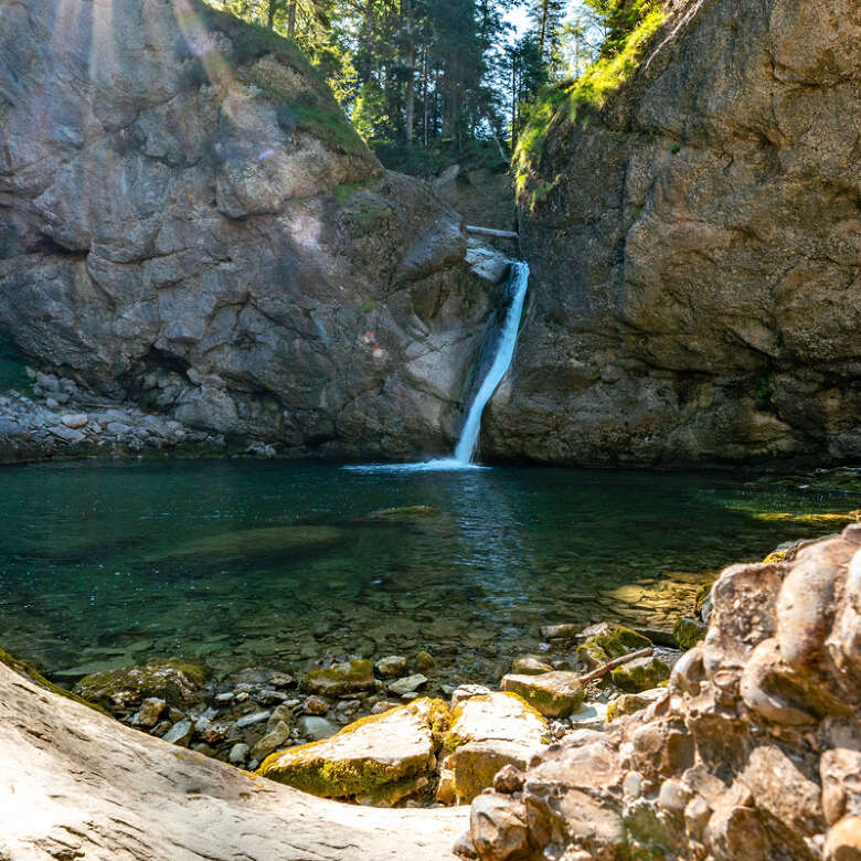 Buchenegger Wasserfälle auf dem Premiumweg bei Oberstaufen im Allgäu im Sommer.