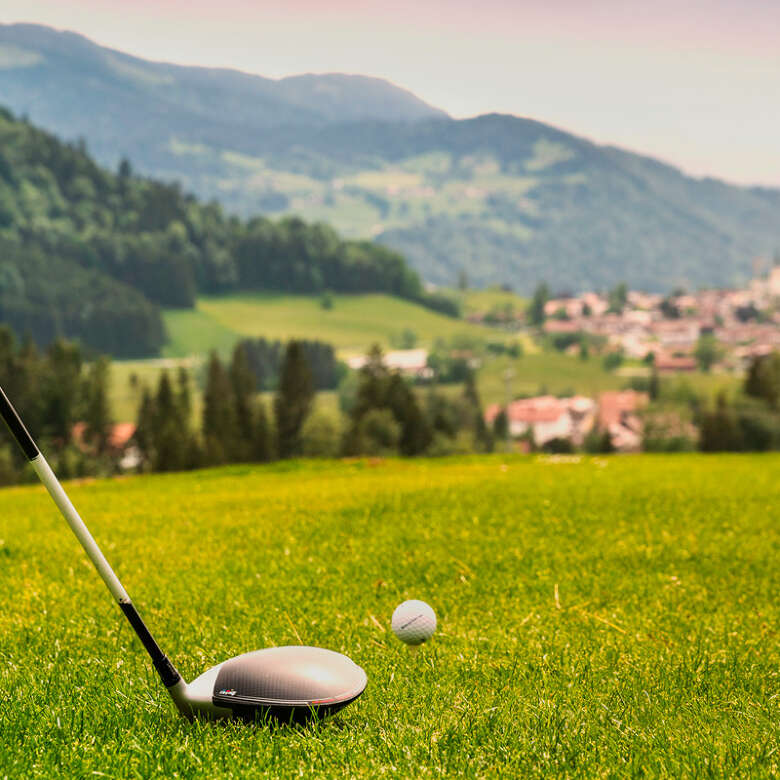 Abschlagen in Oberstaufen Golfschläger mit Golfball auf dem Golfplatz Oberstaufen im Allgäu.