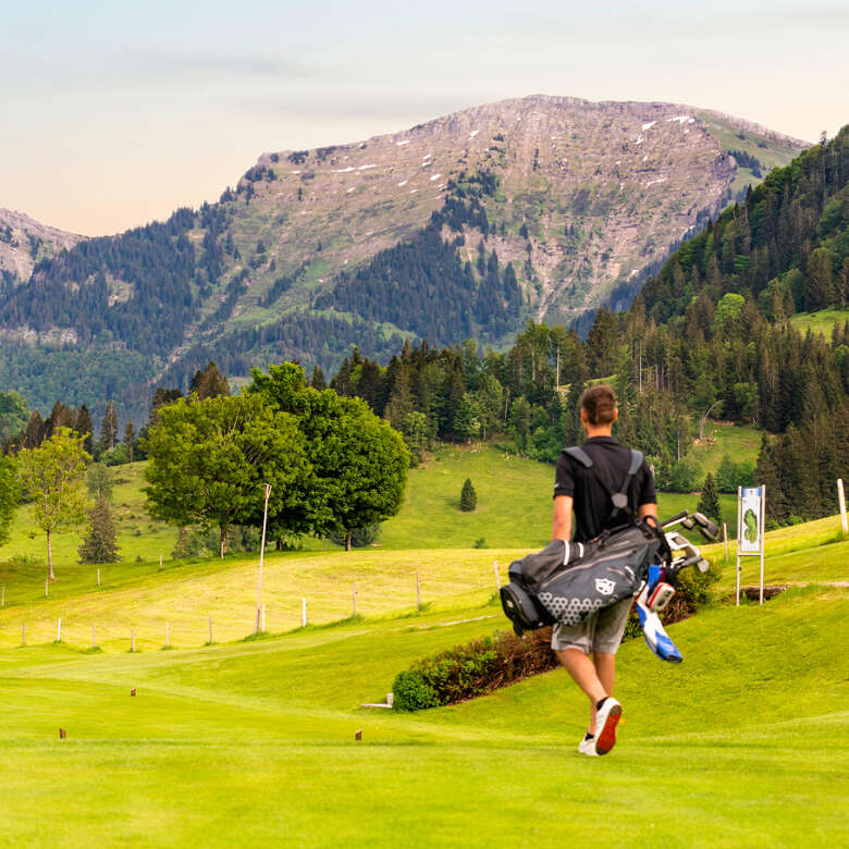 Golfen auf dem Golfplatz Oberstaufen-Steibis mit den Allgäuer Bergen im Blick.
