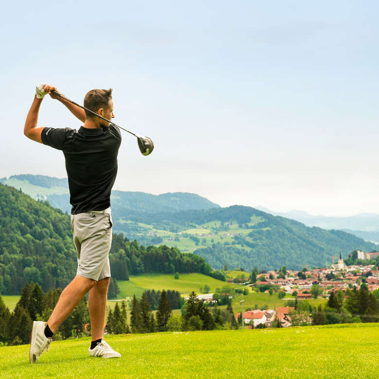 Abschlagen auf dem Golfplatz Oberstaufen im Allgäu.