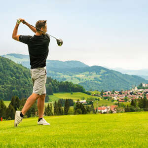 Abschlagen auf dem Golfplatz Oberstaufen im Allgäu.