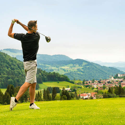 Abschlag beim Golfen auf dem Golfpatz Oberstaufen.