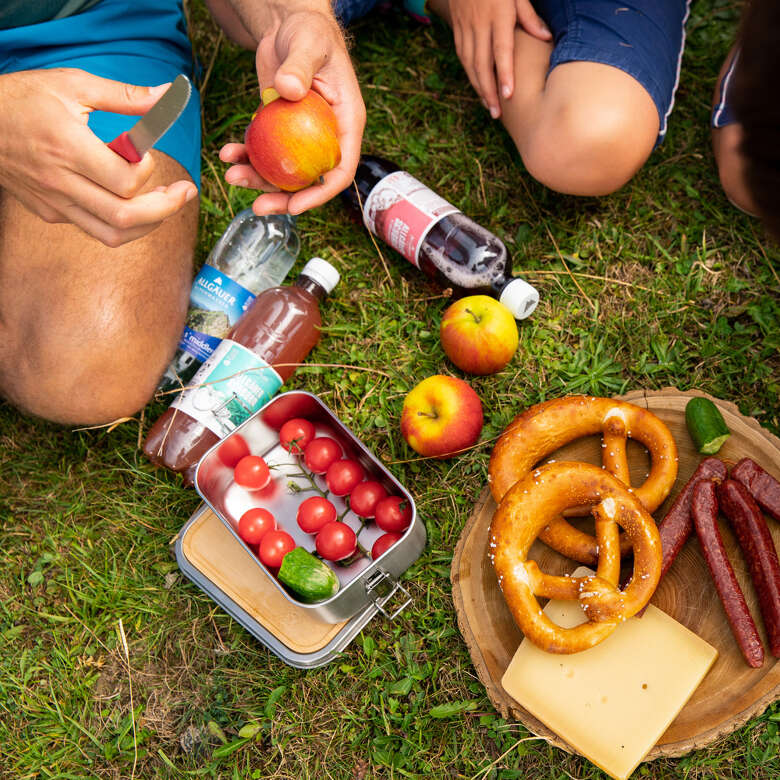 Brotzeit Ein Picknick im Allgäuer Alpgebiet.