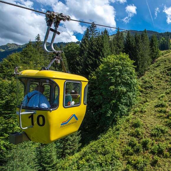 Blick auf die Gondeln der Hochgratbahn