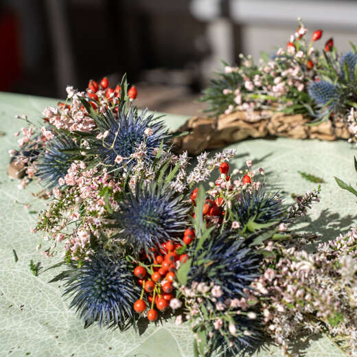 Workshop Blumenkranz bei Huimatwochen fertig gebundener Blumenkranz in der Sonne bei den Huimatwochen