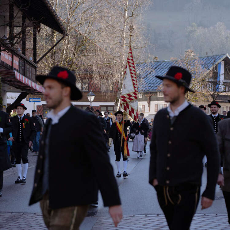 Beim traditionellen Fasnatziestag in Oberstaufen zieht eine festliche Parade durch die Ortsmitte.