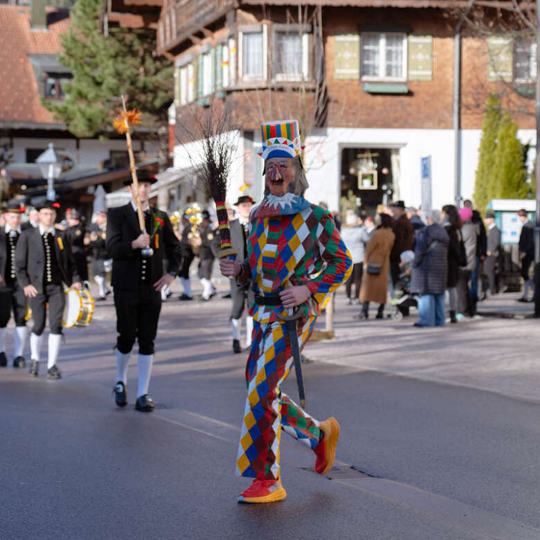 Der bunte Butz tanzt durch die Ortsmitte.