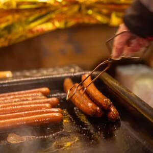 Ausschank beim Nikolausmarkt Essen auf dem Weihnachtsmarkt in Oberstaufen