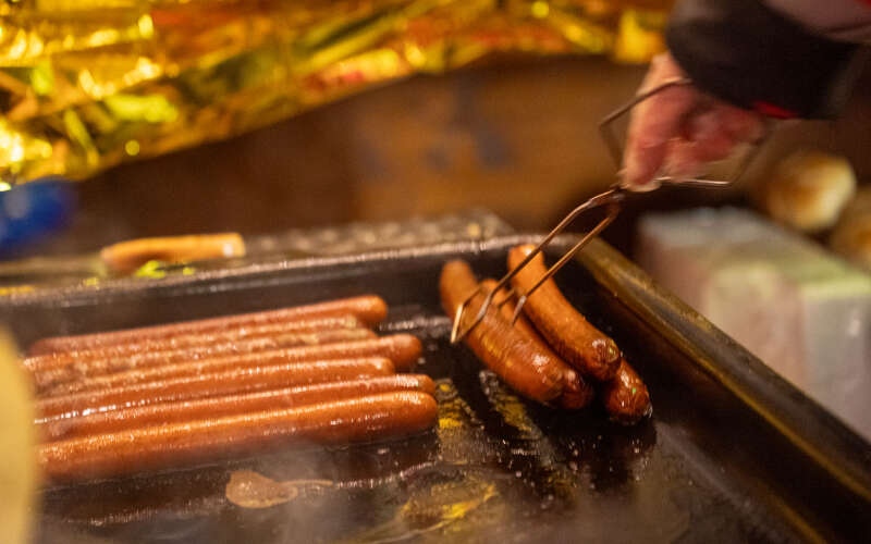 Essen auf dem Weihnachtsmarkt in Oberstaufen