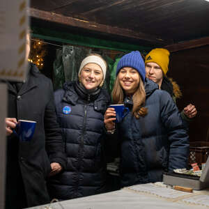 Ausschank beim Nikolausmarkt Örtliche Vereine auf dem Weihnachtsmarkt in Oberstaufen
