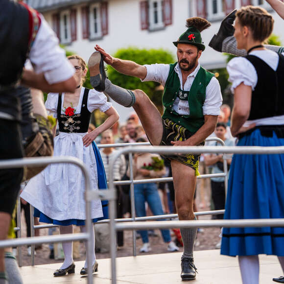 Die Tänzer beim traditionellen Schuhplatteln am Kirchplatz in Oberstaufen.