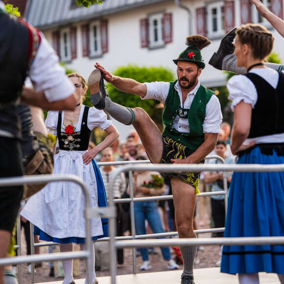 Die Tänzer beim traditionellen Schuhplatteln am Kirchplatz in Oberstaufen.