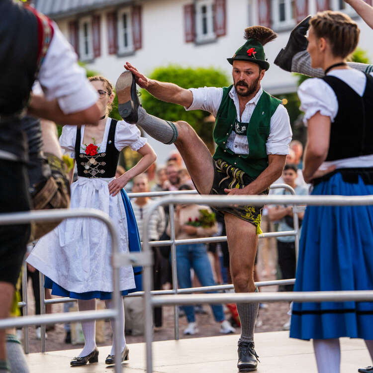 Die Tänzer beim traditionellen Schuhplatteln am Kirchplatz in Oberstaufen.