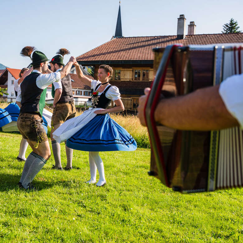 Gelebtes Brauchtum in Oberstaufen im Allgäu Die Tänzer beim traditionellen Schuhplatteln vor dem Huimatmuseum in Oberstaufen.