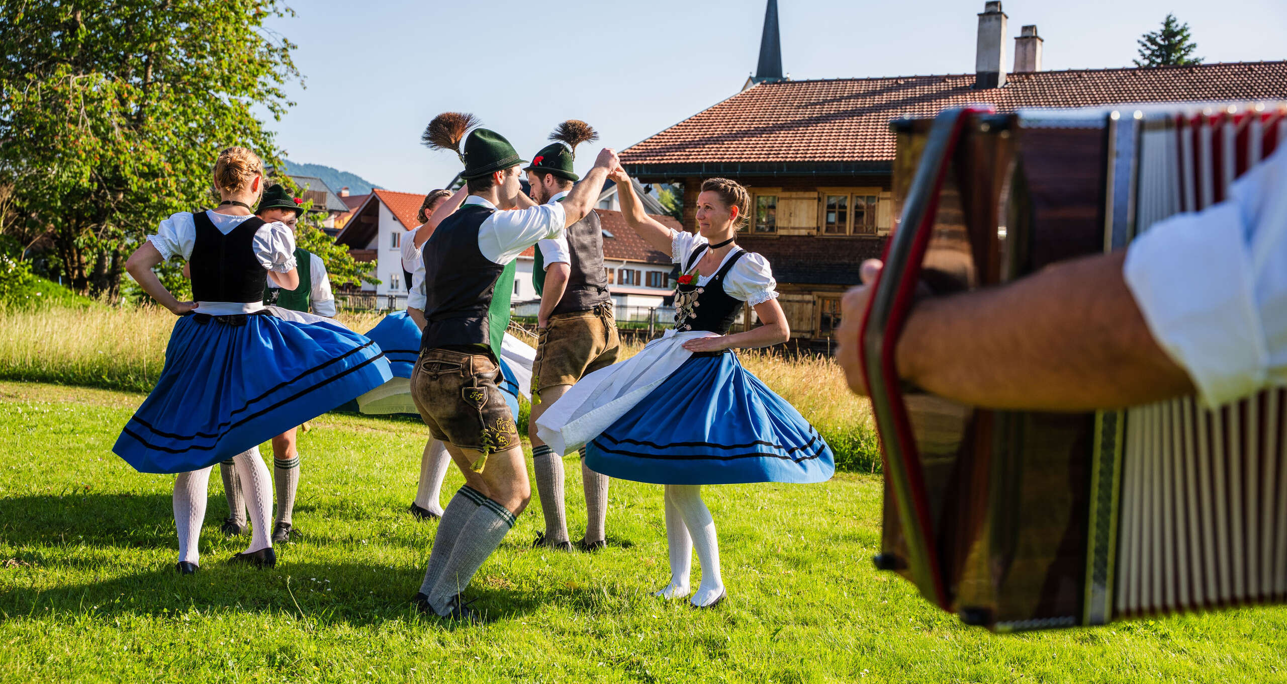 Brauchtum in Oberstaufen Die Plattler tanzen beim Heimatmuseum.
