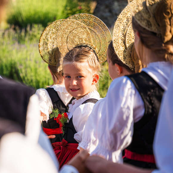 Tradition weitergeben – Trachtenkinder bei den Huimatwochen in Oberstaufen Mädchen in Allgäuer Tracht mit goldenem Radhaube tanzen in einer Kindervolkstanzgruppe beim Brauchtumsfest in Oberstaufen